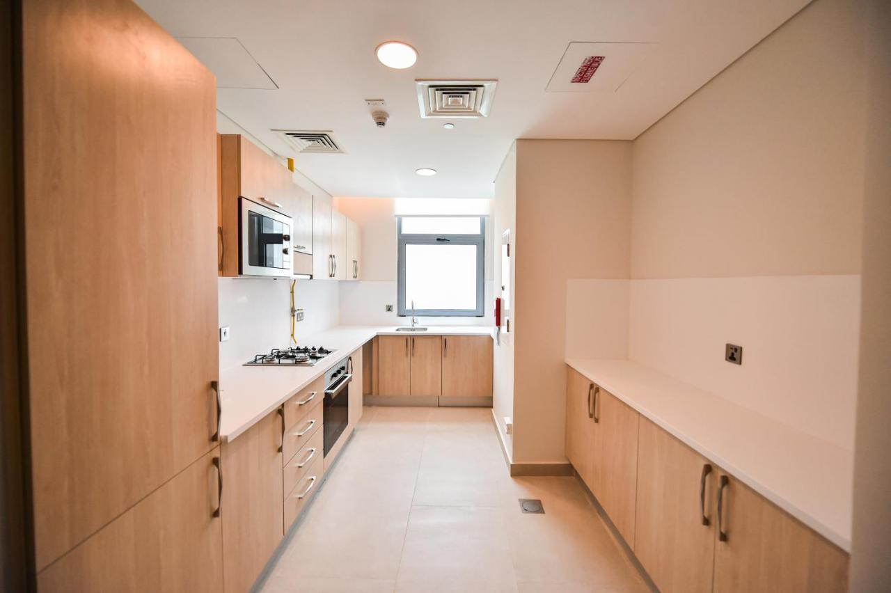 Waterfront Hotel Apartment Lusail Luaran gambar A typical kitchen in a student flat