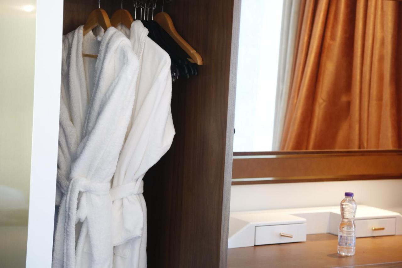 Waterfront Hotel Apartment Lusail Luaran gambar A bathrobe hanging in a closet