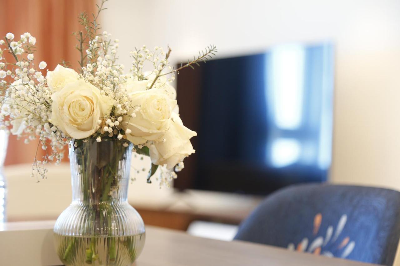 Waterfront Hotel Apartment Lusail Luaran gambar A vase of flowers