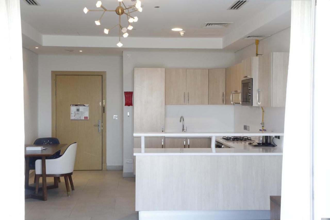 Waterfront Hotel Apartment Lusail Luaran gambar A kitchen in a typical apartment