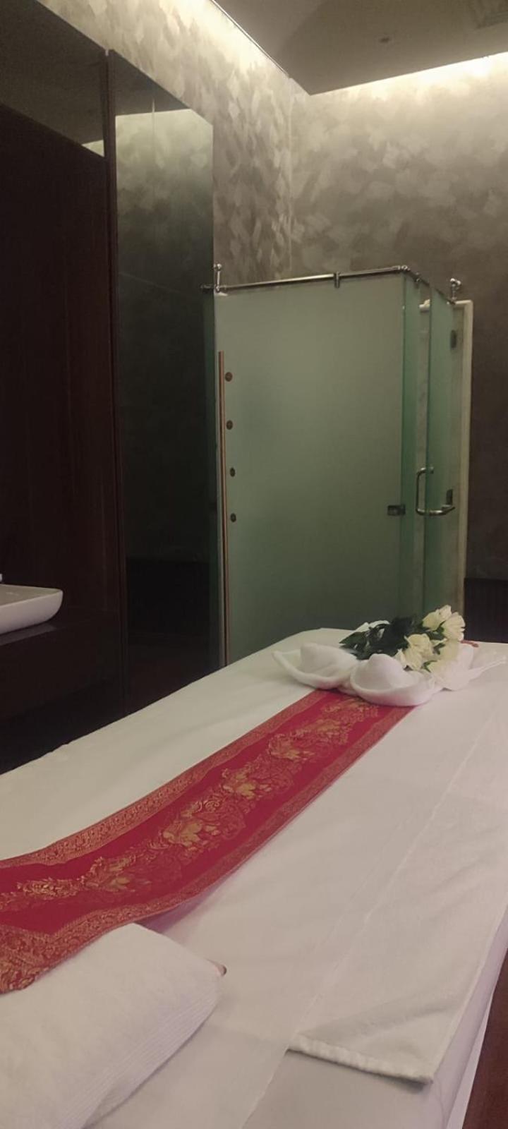 Waterfront Hotel Apartment Lusail Luaran gambar A shower cubicle in a Thai spa
