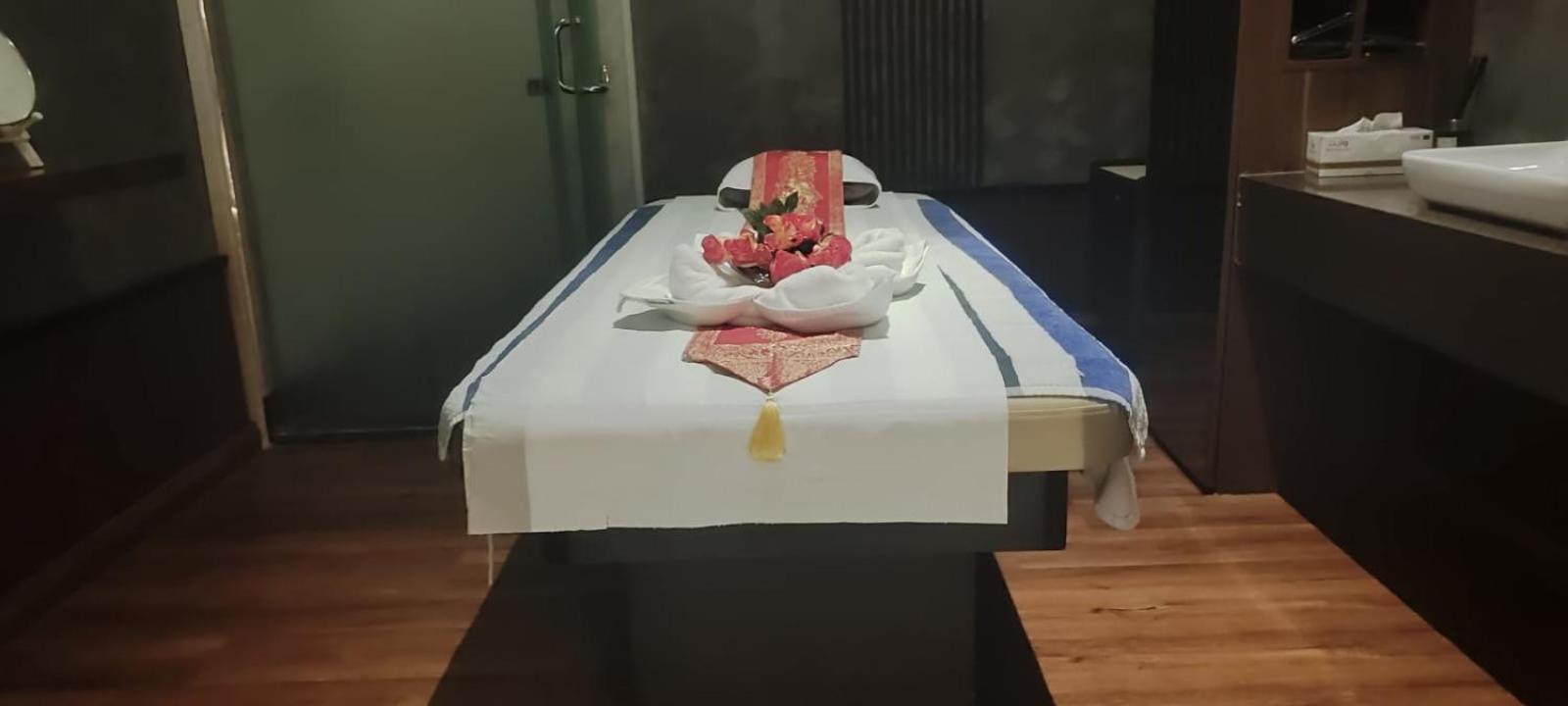 Waterfront Hotel Apartment Lusail Luaran gambar A massage bed